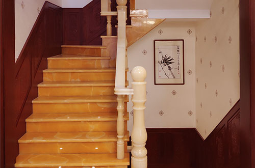 老河口中式别墅室内汉白玉石楼梯的定制安装装饰效果